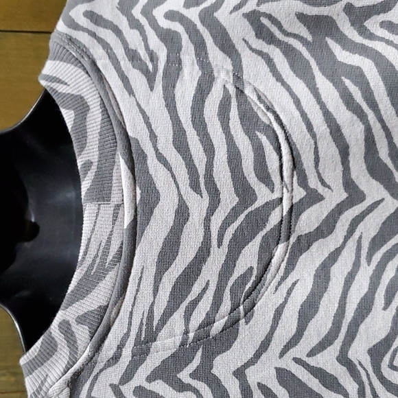 NEW REBECCA MINKOFF GREY ANIMAL ZEBRA PRINT SWEATSHIRT SIZE MEDIUM OVERSIZED NWT - Picture 7 of 8